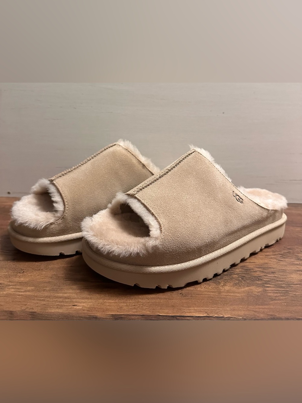UGG Greenport Slides W/ Soft Sheepskin Lining in Sand Size 9